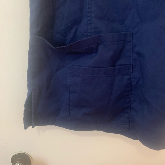 Scrub top with pockets - Picture 2 of 3
